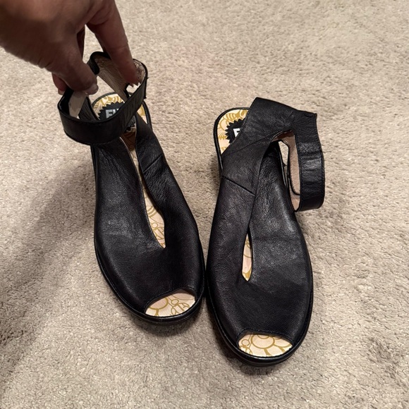Size 9.5 Fly London Black Women's Sandals - Picture 2 of 6